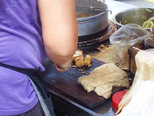 【三重排隊美食】228公園臭豆腐-1開店就滿滿的排隊人潮