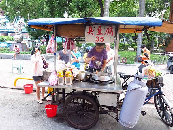 【三重排隊美食】228公園臭豆腐-1開店就滿滿的排隊人潮