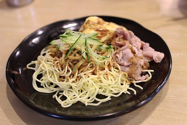 【新莊美食】新月涼麵-誰說涼麵就只能有麵?也能有肉有蛋 【新莊美食】新月涼麵-誰說涼麵就只能有麵?也能有肉有蛋