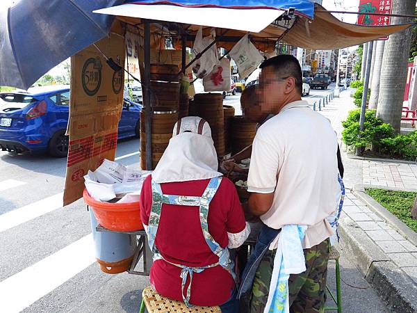 【三重美食】二重國小轉角小籠包-1顆6元便宜又美味