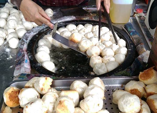 【三重美食】自強路與仁愛街5元小籠包、水煎包