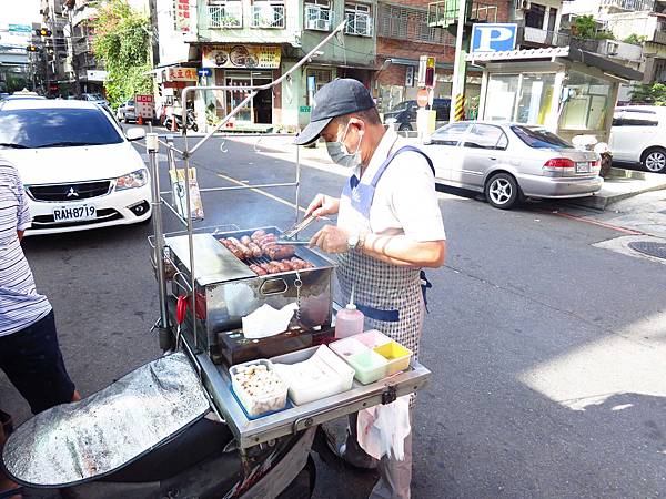 【三重美食】228公園香腸攤-碳火燒出來的香腸美味