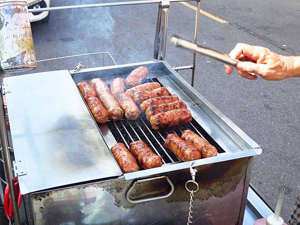 【三重美食】228公園香腸攤-碳火燒出來的香腸美味