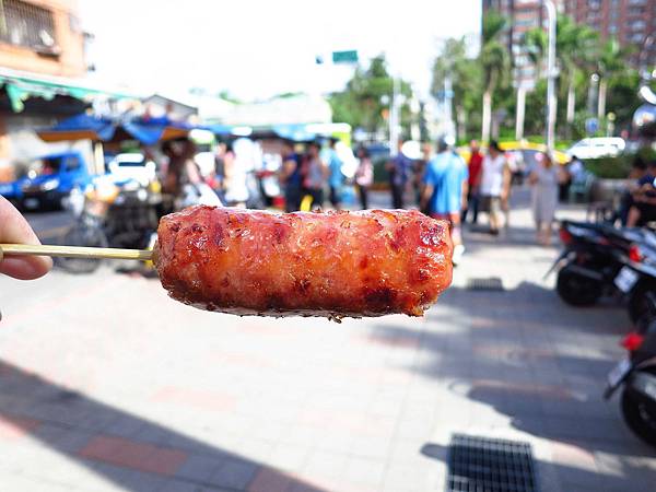 【三重美食】228公園香腸攤-碳火燒出來的香腸美味