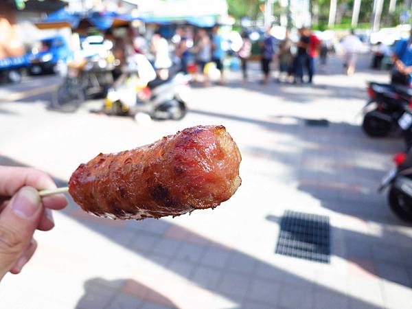【三重美食】228公園香腸攤-碳火燒出來的香腸美味