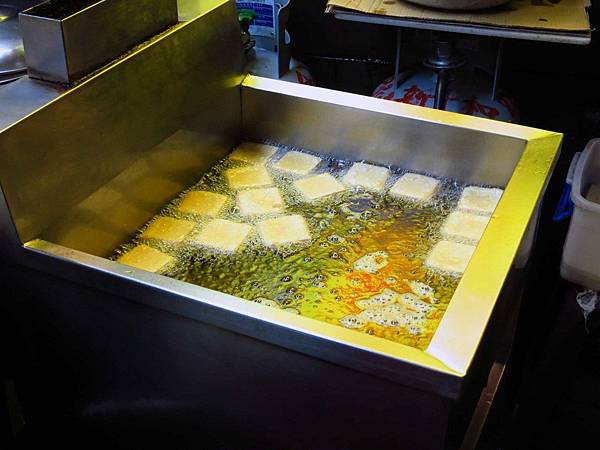 【中和美食】蕭家下港脆皮臭豆腐-外酥內軟會噴汁的臭豆腐