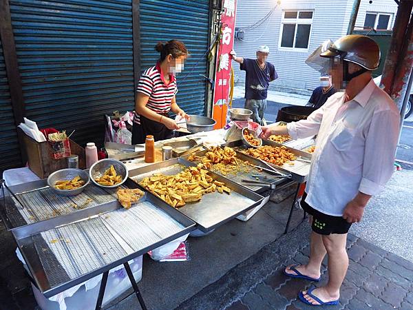 【新莊美食】化成路炸雞店-不到三小時賣光光