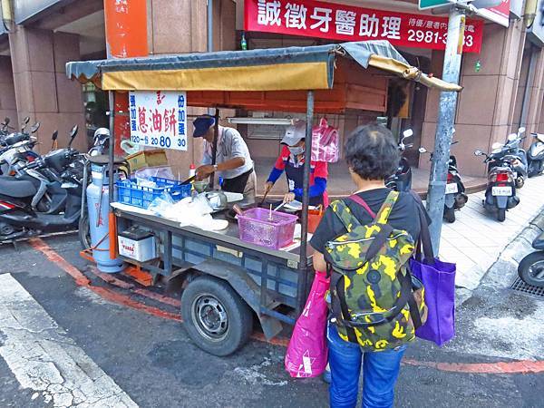 【三重美食】忠孝路蔥油餅-路邊攤蔥油餅平日限定 【三重美食】忠孝路蔥油餅-路邊攤蔥油餅平日限定