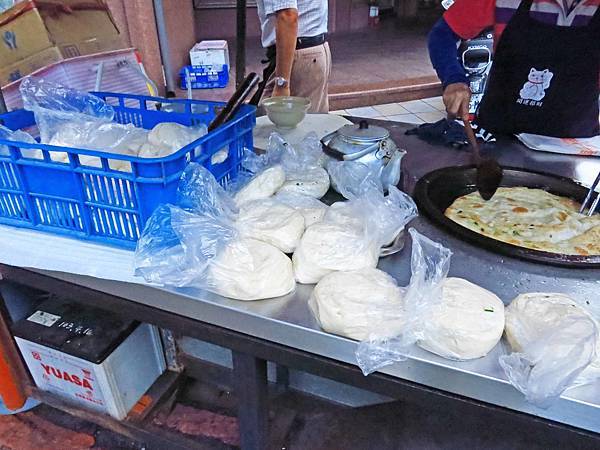 【三重美食】忠孝路蔥油餅-路邊攤蔥油餅平日限定