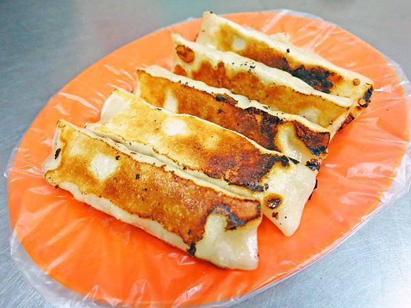 【三重美食】阿滿鍋貼-４顆鍋貼、４元水餃