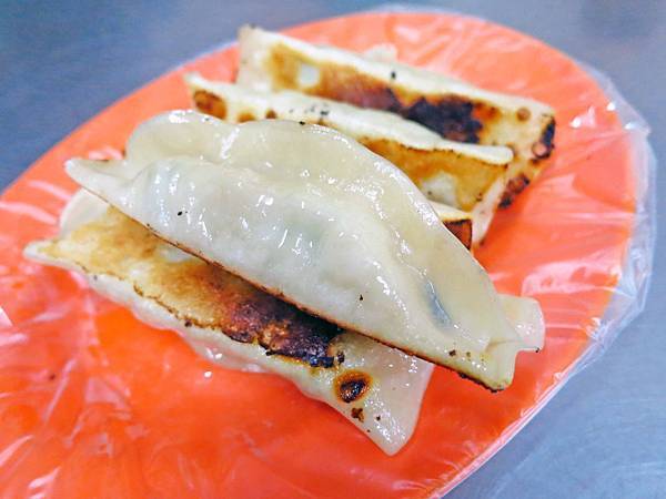 【三重美食】阿滿鍋貼-4顆鍋貼、4元水餃 【三重美食】阿滿鍋貼-4顆鍋貼、4元水餃