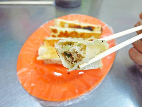 【三重美食】阿滿鍋貼-４顆鍋貼、４元水餃