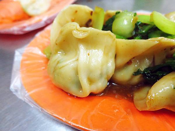 【三重美食】阿滿鍋貼-４顆鍋貼、４元水餃