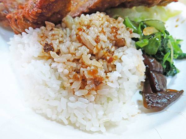 【中和美食】東大排骨-１盒便當２人份量，超大份量老店