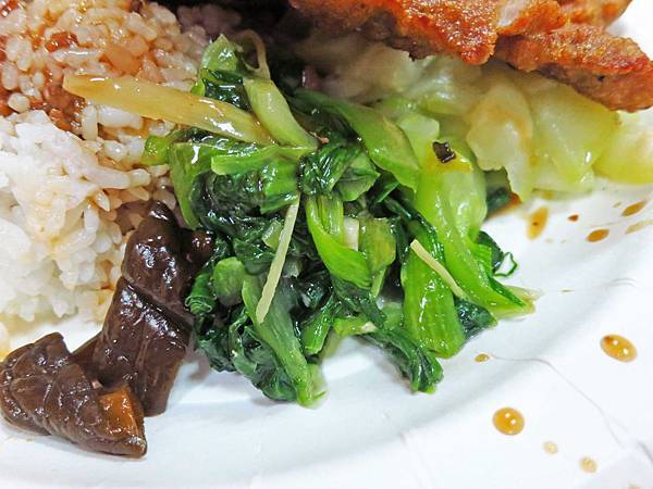 【中和美食】東大排骨-１盒便當２人份量，超大份量老店