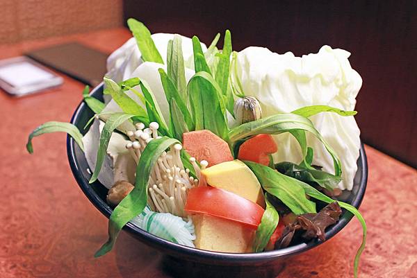 【新店餐廳】六六六小火鍋-堅持熬煮的獨特自製香菇湯頭