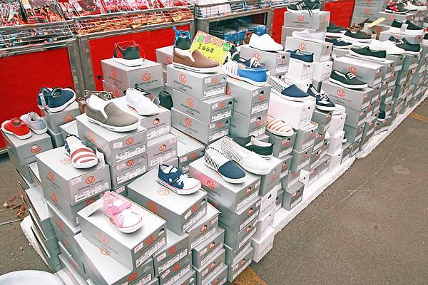 【清倉特賣會，全面３折起！！】Adidas、Nike、Puma、Kswiss數十種品牌，上百種款式品牌大出清，今年最後一檔，錯過就等明年，把握最後機會！