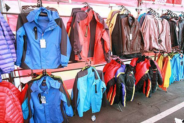 【清倉特賣會，全面３折起！！】Adidas、Nike、Puma、Kswiss數十種品牌，上百種款式品牌大出清，今年最後一檔，錯過就等明年，把握最後機會！