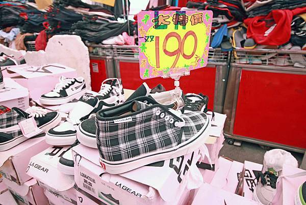 【清倉特賣會，全面３折起！！】Adidas、Nike、Puma、Kswiss數十種品牌，上百種款式品牌大出清，今年最後一檔，錯過就等明年，把握最後機會！