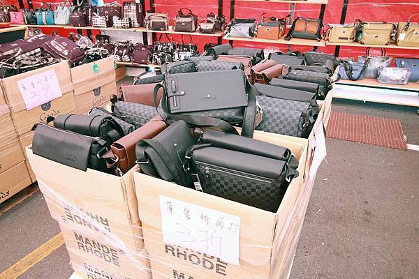 【清倉特賣會，全面３折起！！】Adidas、Nike、Puma、Kswiss數十種品牌，上百種款式品牌大出清，今年最後一檔，錯過就等明年，把握最後機會！