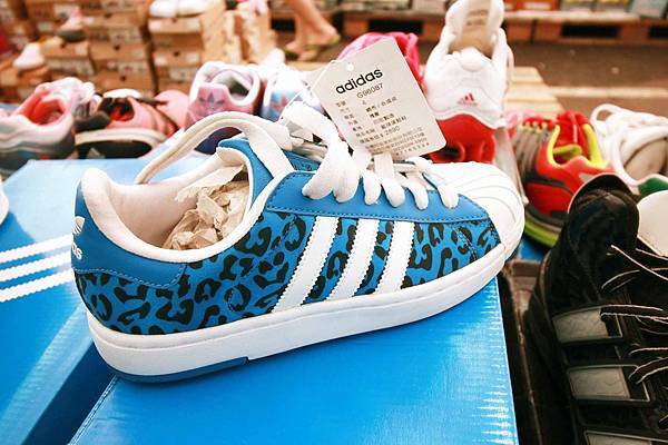 【清倉特賣會，全面３折起！！】Adidas、Nike、Puma、Kswiss數十種品牌，上百種款式品牌大出清，今年最後一檔，錯過就等明年，把握最後機會！