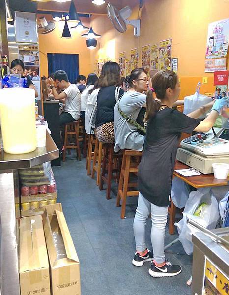 【香港自由行美食】十八座狗仔粉-像甜不辣非甜不辣的美食