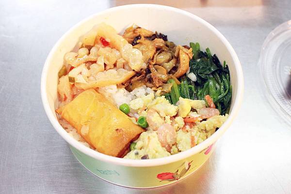 【新莊美食】金城便當-美味又便宜CP值爆表大雞腿便當60元-每日限定