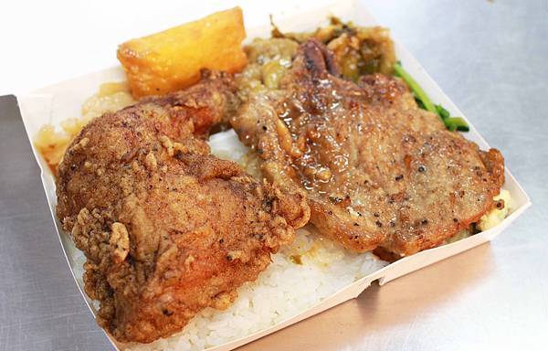 【新莊美食】金城便當-美味又便宜CP值爆表大雞腿便當60元-每日限定