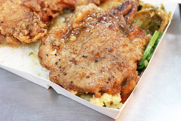【新莊美食】金城便當-美味又便宜CP值爆表大雞腿便當60元-每日限定