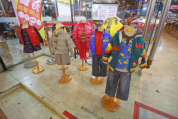 【台北童裝特賣會】儀大童裝年終廠拍特賣會，長袖、外套、羽絨外套……等，全面2.2折、3折、3.8折，今年台北最後一檔，品牌出清ELLE、SNOOPY......