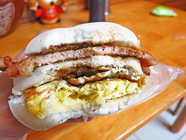 【新竹美食】學府路饅頭肉排蛋-超人氣排隊美食