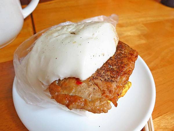 【新竹美食】學府路饅頭肉排蛋-超人氣排隊美食