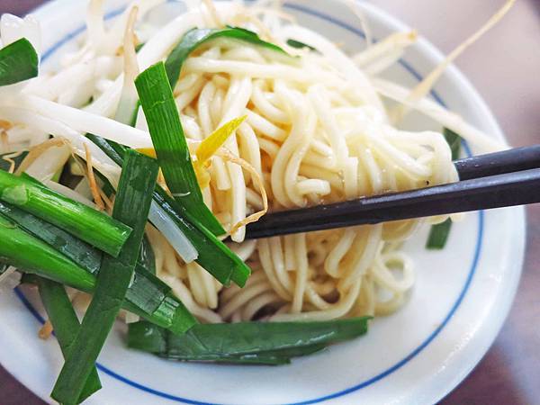 【新莊美食】阿明烏醋麵-美味的烏醋麵加骨仔肉湯