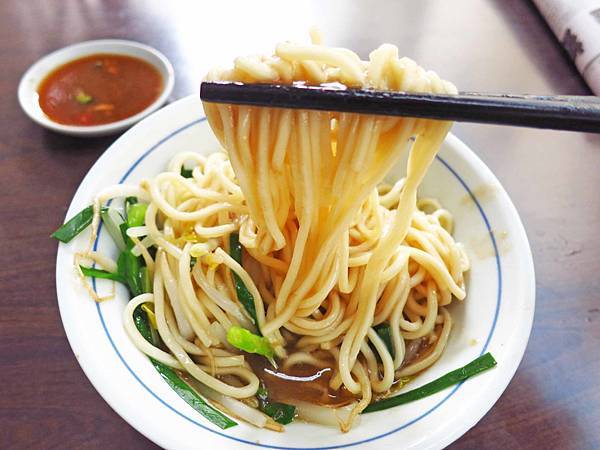 【新莊美食】阿明烏醋麵-美味的烏醋麵加骨仔肉湯
