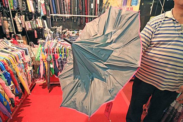 【台北童裝特賣會】儀大童裝年終廠拍特賣會，長袖、外套、羽絨外套……等，全面2.2折、3折、3.8折，今年台北最後一檔，品牌出清ELLE、SNOOPY......