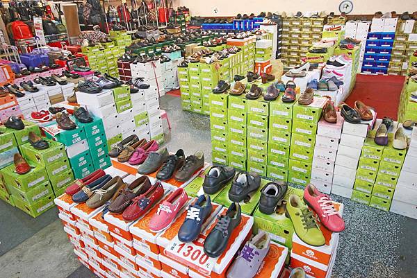 【林口特賣會】冬季上衣、發熱衣、長褲、防水厚外套、品牌鞋款、保暖衣物當季款式全面３折起！！