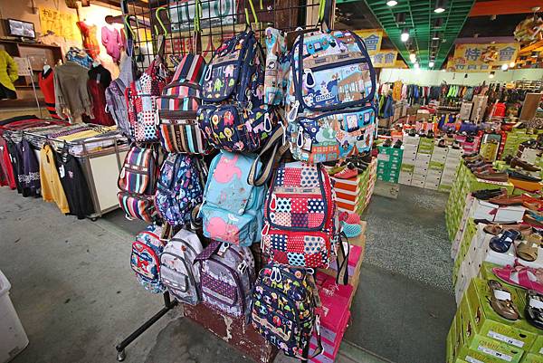 【林口特賣會】冬季上衣、發熱衣、長褲、防水厚外套、品牌鞋款、保暖衣物當季款式全面３折起！！