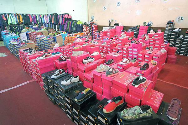 【林口特賣會】冬季上衣、發熱衣、長褲、防水厚外套、品牌鞋款、保暖衣物當季款式全面３折起！！