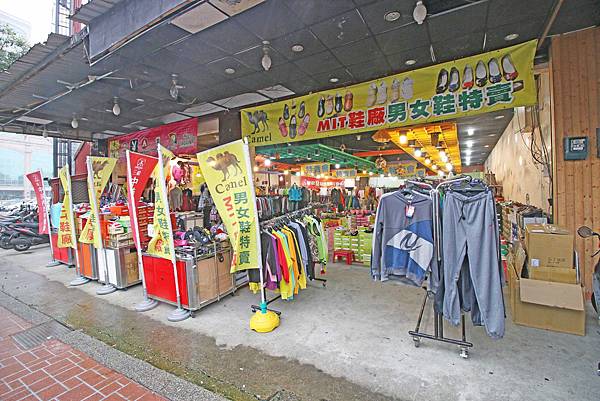 【林口特賣會】冬季上衣、發熱衣、長褲、防水厚外套、品牌鞋款、保暖衣物當季款式全面３折起！！