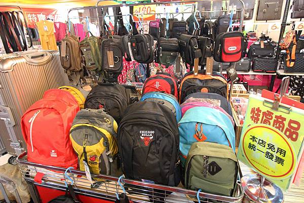 【林口特賣會】冬季上衣、發熱衣、長褲、防水厚外套、品牌鞋款、保暖衣物當季款式全面３折起！！