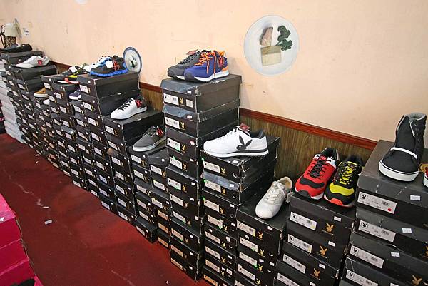 【林口特賣會】冬季上衣、發熱衣、長褲、防水厚外套、品牌鞋款、保暖衣物當季款式全面３折起！！