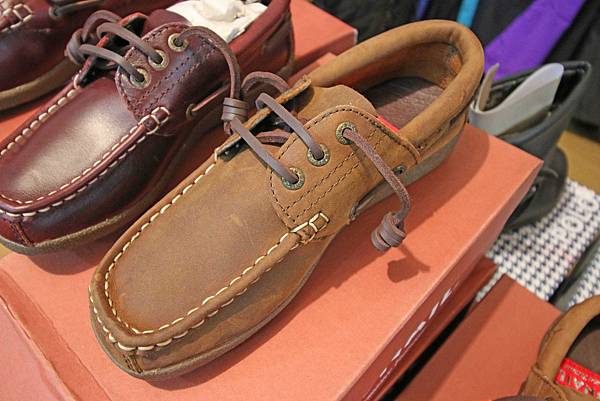 【林口特賣會】冬季上衣、發熱衣、長褲、防水厚外套、品牌鞋款、保暖衣物當季款式全面３折起！！