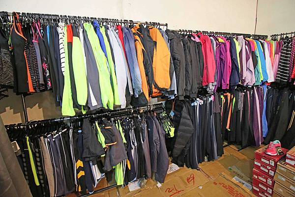 【林口特賣會】冬季上衣、發熱衣、長褲、防水厚外套、品牌鞋款、保暖衣物當季款式全面３折起！！