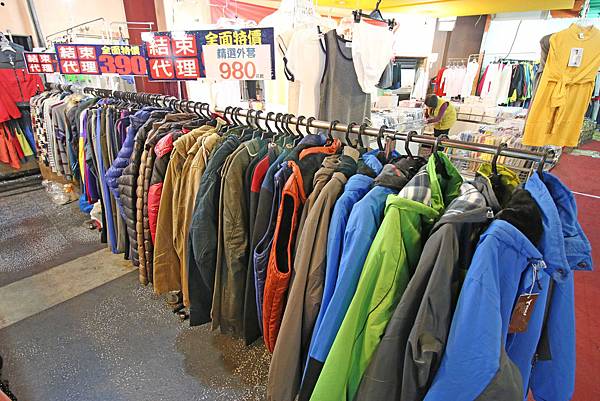 【林口特賣會】冬季上衣、發熱衣、長褲、防水厚外套、品牌鞋款、保暖衣物當季款式全面３折起！！