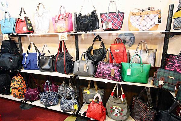 【林口特賣會】冬季上衣、發熱衣、長褲、防水厚外套、品牌鞋款、保暖衣物當季款式全面３折起！！