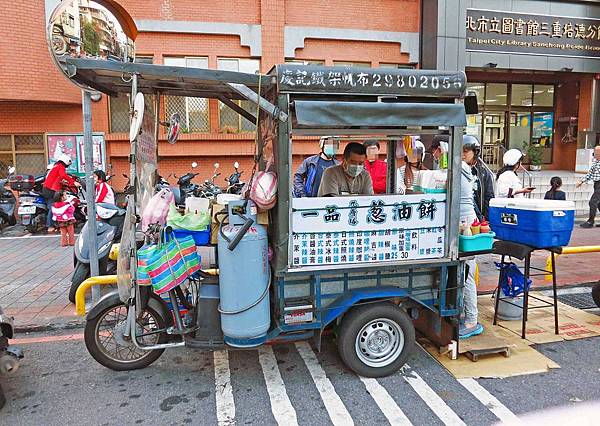 【三重美食】一品九層塔蔥油餅-228公園超人氣蔥油餅