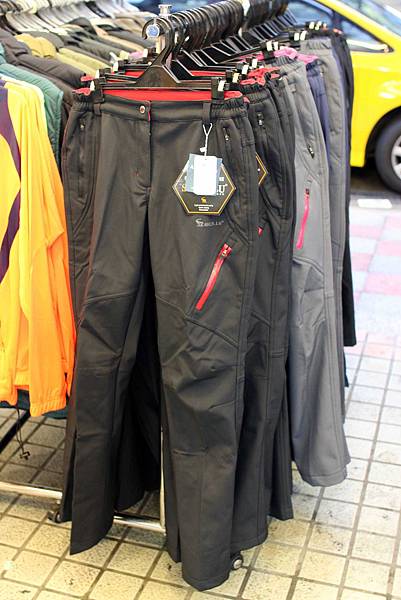 【英國品牌結束代理全面１折起！！】防水、防風、透氣、抗UV、三層可拆登山等級外套、時尚格子襯衫，全面出清大特賣，下殺不到千元，年末最後一檔