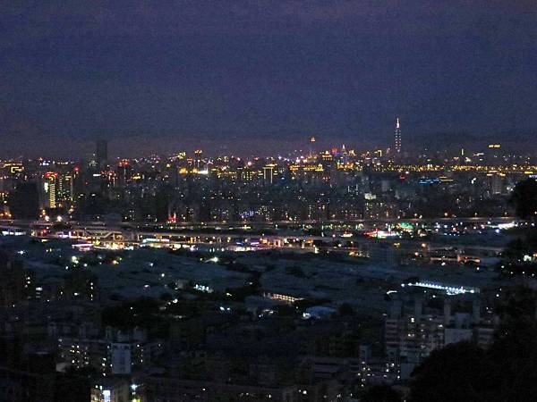【台北旅遊】瓊仔湖登山步道-台北美麗夜景、約會聖地最佳選擇