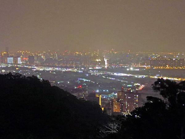 【台北旅遊】瓊仔湖登山步道-台北美麗夜景、約會聖地最佳選擇