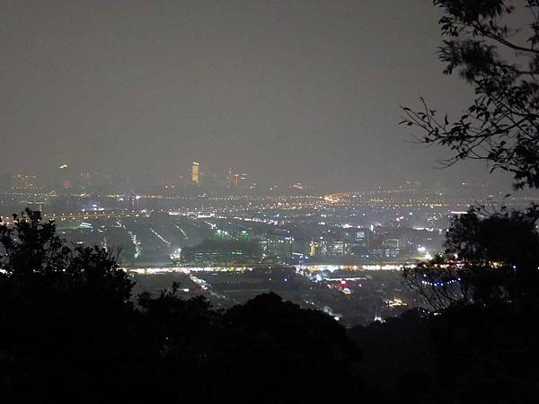 【台北旅遊】瓊仔湖登山步道-台北美麗夜景、約會聖地最佳選擇